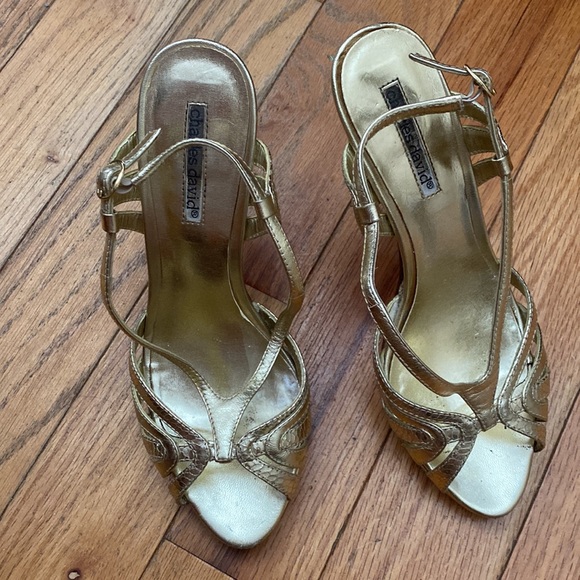 Charles David Gold Shoe. - Picture 3 of 5